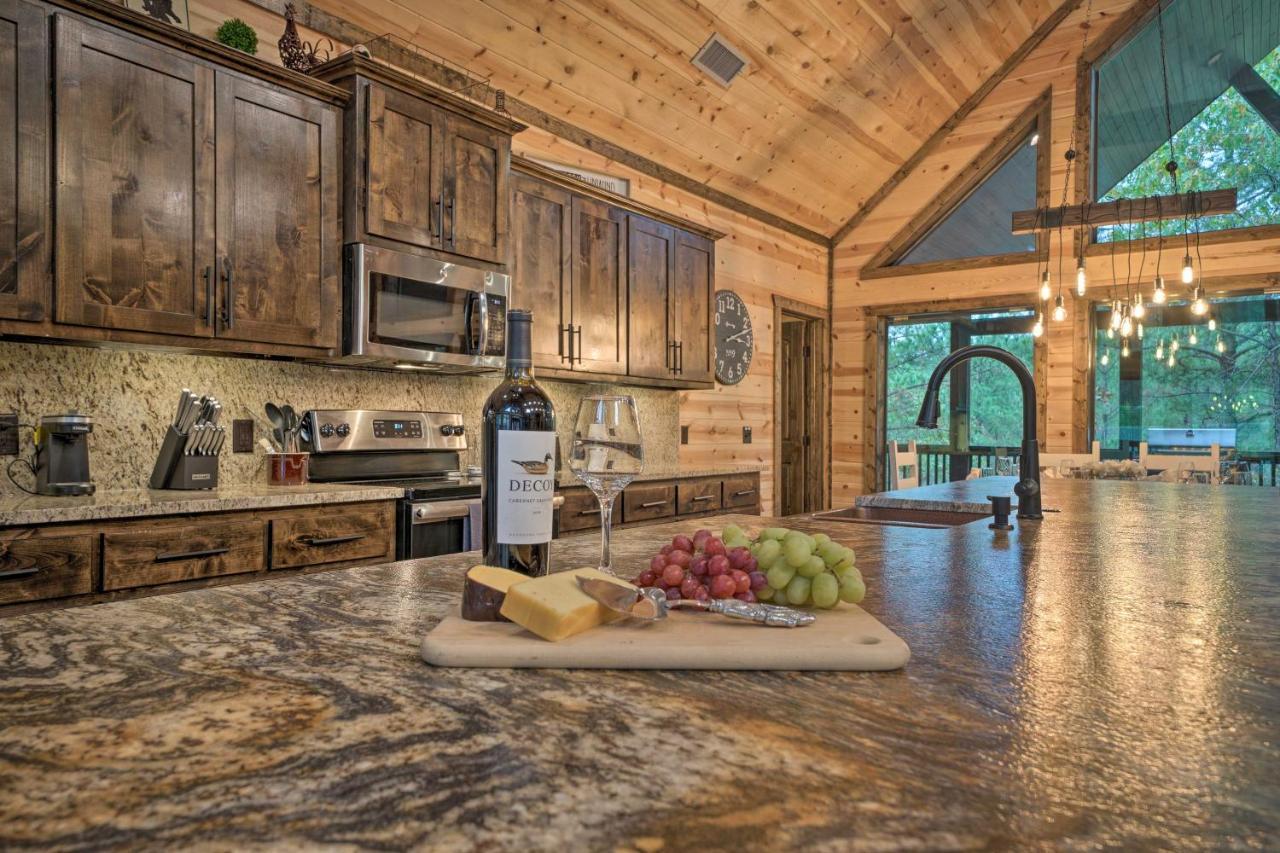 Broken Bow Cabin Deck With Hot Tub And Pool Table! Luaran gambar